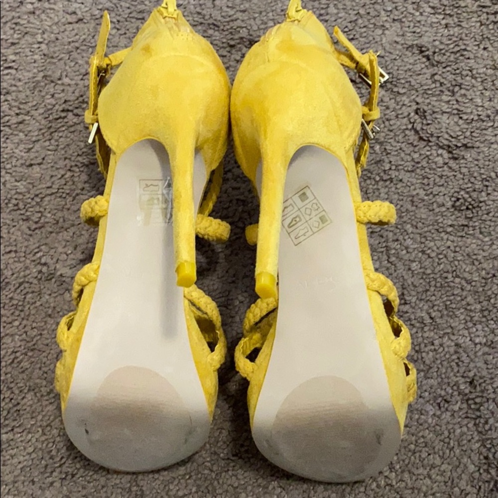Mustard Open toe Heels - Picture 3 of 4
